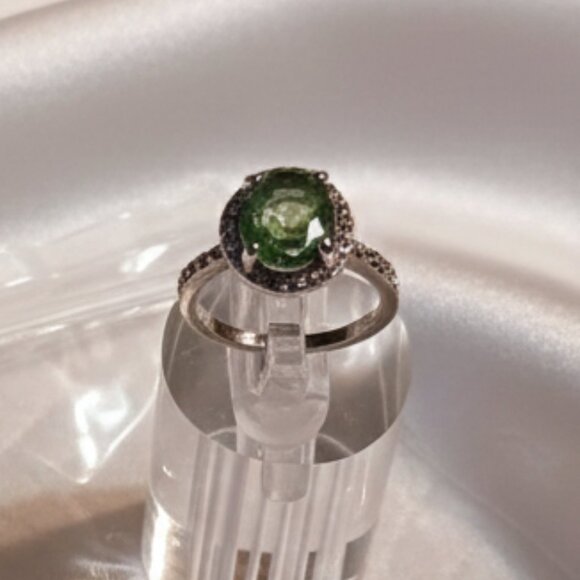 Green Peridot CZ Halo Silver Tone Fashion Ring Size 7 NWOT - Picture 2 of 8